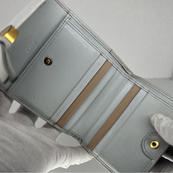 🩶Chloe FULL INCLUSION!! Grey Leather Indy Square Tri Fold Wallet RARE!!🩶 - Picture 2 of 9